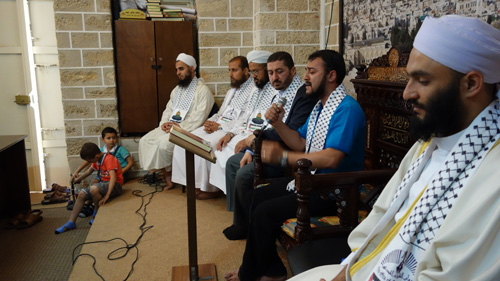 Syeikh 'Ahid Zino (depan) sedang ikut menyimak pembacaan untaian ayat-ayat Al-Quran oleh salah seorang anggota Dewan Suara-suara Kreatif. foto: Sahabat Al-Aqsha | Sahabat Suriah