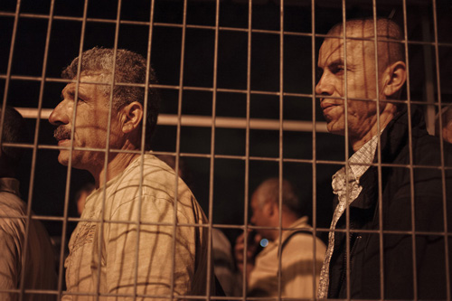 Keterbatasan gerak yang dihadapi warga Palestina di Tepi Barat juga terjadi di Eyal. Seorang pria yang sedang mengantri di barisan mengatakan, “Kehidupan di sini adalah serangkaian kurungan.” foto: Daniel Tepper/Electronic Intifada