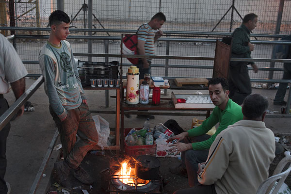 Seorang pemuda Palestina tengah beristirahat di dekat pos pemeriksaan Eyal. Di tempat ini banyak pedagang makanan dan minuman. foto: Daniel Tepper/Electronic Intifada