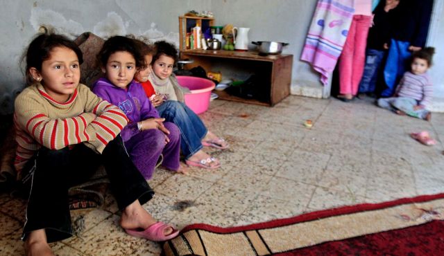 Anak-anak pengungsi Palestina yang meninggalkan rumah-rumah pengungsian mereka di Yarmuk, Damaskus, kini terpaksa hidup di pengungsian bari di Ain Helweh, Lebanon. foto: AP