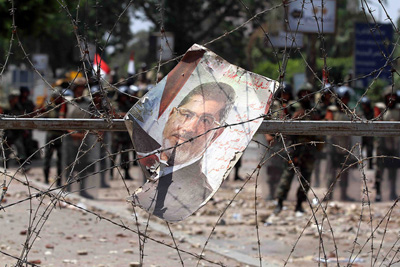 Poster Presiden Muhammad Mursi di barikade. foto: Electronic Intifada