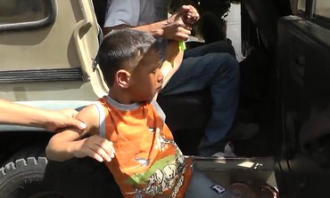 Wadi'a Maswadeh, 5 thn, ditangkap serdadu zionis bersenjata lengkap di Hebron karena dituduh melempari mereka dengan batu. foto: Jerusalem Post