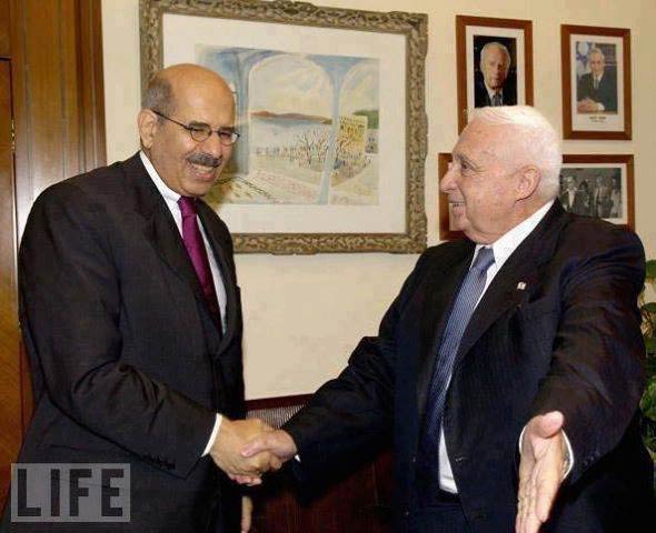 Elbaradai bersalaman dengan Ariel Sharon dalam sebuah foto yang diperkirakan diambil saat Sharon masih menjabat perdana menteri. foto: LIFE