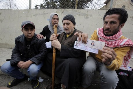 Pengungsi Palestina yang mengungsi lagi dari Suriah di perbatasan Masna', Lebanon. foto: Naharnet