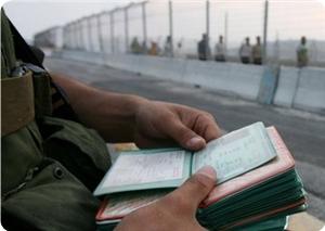 Tangan seorang serdadu zonis israel memegang setumpuk kartu magnetik dan identitas lain warga Palestina yang setiap hari berjam-jam diperiksa melewati pos-pos pemeriksaan militer zionis. foto: PIC