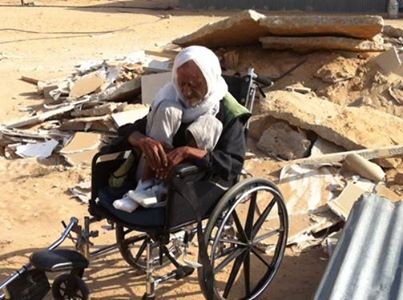 Seorang kakek badui Negev yang rumahnya dihancurkan tentara zionis di Gurun Negev. foto: Team Palestine