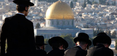Sekelompok pria Yahudi dengan latar belakang Qubatus Sakhra di kejauhan di dalam komplek Masjidil Aqsha. foto: Qassam