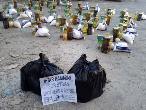 Di Ghutha Syarqiyah pinggiran kota Damaskus ini, para relawan kita harus bagikan sembako sembunyi-sembunyi. foto: Sahabat Suriah/Sahabat Al-Aqsha/Radio Rodja/HALUAN/Al-Sarraa