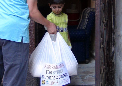 Dik, Bu, ini dari Saudara-saudara kita di Indonesia dan Malaysia. Mohon diterima. foto: Sahabat Suriah/Sahabat Al-Aqsha/Radio Rodja/HALUAN/Al-Sarraa