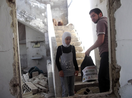 Rumahku hancur Bang, tapi aqidahku semakin kokoh sempurna. Salam untuk Saudara-saudara di Indonesia dan Malaysia. foto: Sahabat Suriah/Sahabat Al-Aqsha/Radio Rodja/HALUAN/Al-Sarraa
