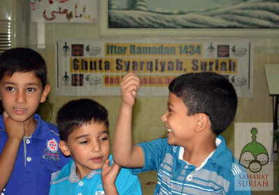 Lihat ototku, sebentar lagi membesar dan kupakai mengalahkan orang-orang yang menzhalimi kami. Insya Allah. foto: Sahabat Suriah/HALUAN/Al-Sarraa