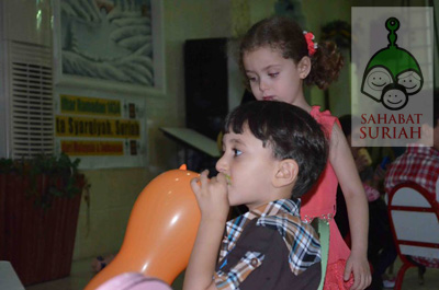 Ayo tiup balon ini sebesar mungkin. Kalau meletus bisa mengagetkan tentara zhalim.  foto: Sahabat Suriah/HALUAN/Al-Sarraa