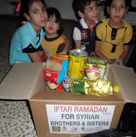 Alhamdulillah, aduh senangnya, di tengah kengerian perang dan kezhaliman, masih ada saudara-saudara yang mengirimkan cinta. foto: Sahabat Suriah/Sahabat Al-Aqsha/Radio Rodja/HALUAN/Al-Sarraa