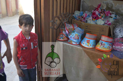 Berdirinya di sini. Supaya dapat hadiah duluan.  foto: Sahabat Suriah/HALUAN/Al-Sarraa