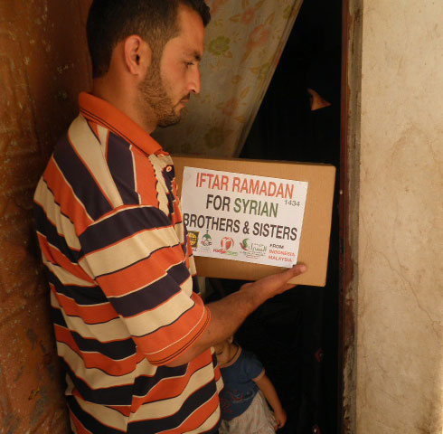 Mbak, ini dari Saudara-saudara kita di Indonesia dan Malaysia. Mohon diterima ya... foto: Sahabat Suriah/Sahabat Al-Aqsha/Radio Rodja/HALUAN/Al-Sarraa