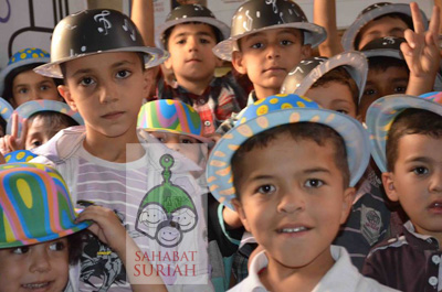 Pandangi mata kami yang pemberani ini. Hanya Allah yang bisa bikin begini. Doakan supaya musuh Allah takut memandang mata kami.  foto: Sahabat Suriah/HALUAN/Al-Sarraa