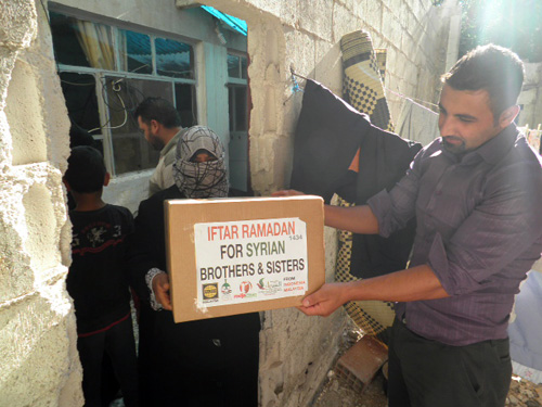 Bu, mohon diterima dan doakan saudara-saudara kita di Indonesia dan Malaysia. foto: Sahabat Suriah/Sahabat Al-Aqsha/Radio Rodja/HALUAN/Al-Sarraa