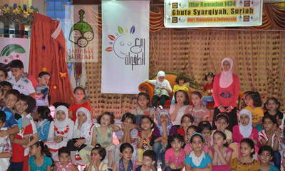 Mendengar ayat-ayat Al-Quran dibacakan, menyimak kisah-kisah, bercanda dan tertawa. Semoga Allah jaga mereka.  foto: Sahabat Suriah/HALUAN/Al-Sarraa