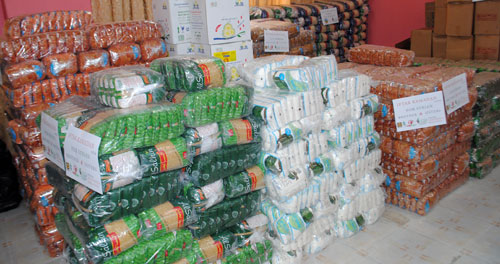 Makanan, minuman, keperluan kebersihan, semua ini bukan untuk menyelesaikan masalah Suriah. Allah yang akan menyelesaikannya. Ini semua justeru untuk menyelesaikan masalah kita kelak di Padang Mahsyar, dan agar berkahnya mengalir ke Indonesia. foto: Sahabat Suriah/Sahabat Al-Aqsha/Radio Rodja/HALUAN/Al-Sarraa