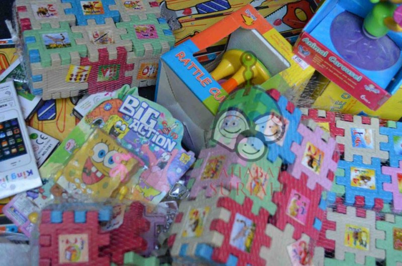 Diantara hadiah sederhana yang kita bagikan untuk mereka. Semoga Allah menyempurnakan amal shalih ini.  foto: Sahabat Suriah/HALUAN/Al-Sarraa