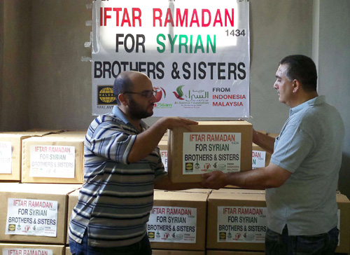 Pak, ini dari saudara-saudara kita di Indonesia dan Malaysia, mohon diterima. foto: Sahabat Suriah/Sahabat Al-Aqsha/Radio Rodja/HALUAN/Al-Sarraa