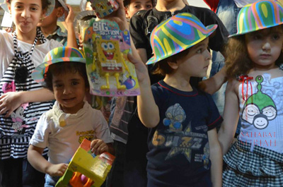 Anak-anak di Duma ini setiap hari mendengarkan gelegar bom dan gemuruh helikopter serta pesawat tempur rezim angkara murka. Hari ini mereka mendengar suara tawanya sendiri berramai-ramai. Alhamdulillah.  foto: Sahabat Suriah/HALUAN/Al-Sarraa