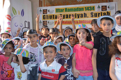 Terima kasih Bapak-bapak, Ibu-ibu, Abang-abang, Kakak-kakak, teman-teman di Indonesia dan Malaysia. Meski di tengah ngerinya perang, kami diberi acara dan hadiah yang menyenangkan. Semoga Allah membalas dengan Syurga yang jauh lebih menyenangkan. foto: Sahabat Suriah/HALUAN/Al-Sarraa