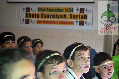 Menyimak kisah pengokoh hati dan jiwa.  foto: Sahabat Suriah/HALUAN/Al-Sarraa