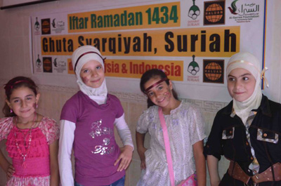 Masih boleh kan bergaya di depan umum, mumpung belum balighah. Calon-calon Mujahidah fii Sabiilillah...  foto: Sahabat Suriah/HALUAN/Al-Sarraa