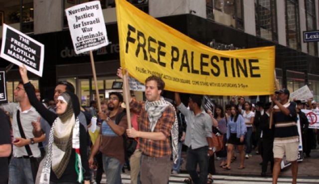 Mahasiswa Amerika berunjukrasa di depan konsulat 'israel' di New York sesudah perampokan dan pembunuhan relawan Freedom Flotilla di kapal kemanusiaan Mavi Marmara, Mei 2010. foto: Haaretz