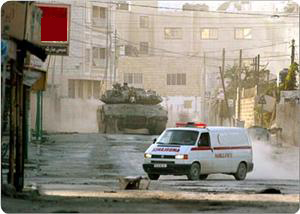 Sebuah ambulan Palestina di dalam bidikan tank zionis. foto: PIC