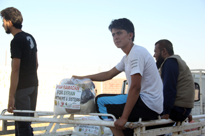 Kami yang membagikan, Allah yang mencukupkan untuk warga Idlib. foto: Sahabat Suriah/Sahabat Al-Aqsha/Radio Rodja/HALUAN/Al-Sarraa