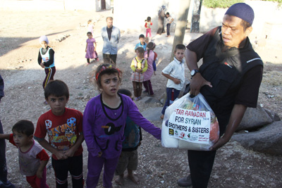 Sejak separuh akhir Ramadhan, Ust Abu Saad dan kawan-kawan bekerja tanpa henti di berbagai titik di Suriah. foto: Sahabat Suriah/Sahabat Al-Aqsha/Radio Rodja/HALUAN/Al-Sarraa