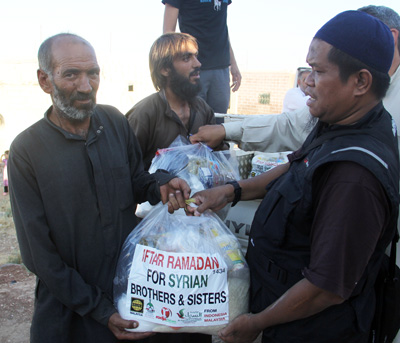 Sudah pasti secara hitungan manusia ini tidak mencukupi. Tapi yang memberi dan menerima sama-sama yakin, Allah yang menjamin kecukupan. foto: Sahabat Suriah/Sahabat Al-Aqsha/Radio Rodja/HALUAN/Al-Sarraa