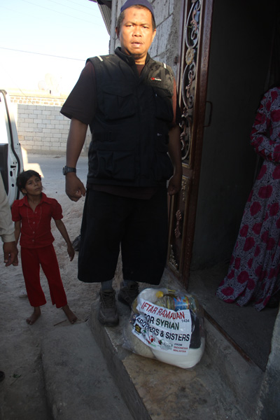 Sister, jangan takut, ini titipan persaudaraan dari seluruh ibu di Indonesia dan Malaysia. foto: Sahabat Suriah/Sahabat Al-Aqsha/Radio Rodja/HALUAN/Al-Sarraa