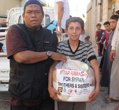 Salam dari remaja-remaja Indonesia dan Malaysia. Mereka tidak melupakan kamu, karena Allah menyatukan kita. foto: Sahabat Suriah/Sahabat Al-Aqsha/Radio Rodja/HALUAN/Al-Sarraa