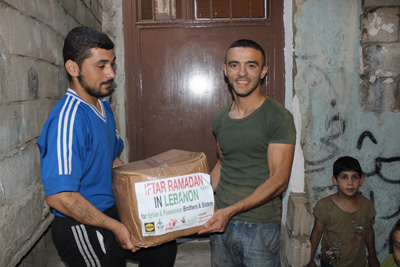 Baik saudara-saudara asal Suriah maupun pengungsi Palestina yang terpaksa mengungsi lagi ke Lebanon, menerima tanda sayang kita ini. Alhamdulillah. foto: Sahabat Suriah/Sahabat Al-Aqsha/Radio Rodja/HALUAN/Al-Sarraa