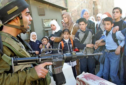 Serdadu zionis todongkan senjata ke arah anak-anak Palestina yang ingin bersekolah. foto: The Age