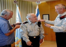 Yitzhak Pundak (tengah), bekas gubernur militer zionis di Jalur Gaza. foto: istimewa