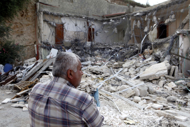 Seorang warga Palestina yang dipaksa menghancurkan rumahnya sendiri yang kemudian dirampas tanahnya oleh penjajah. foto: Electronic Intifada