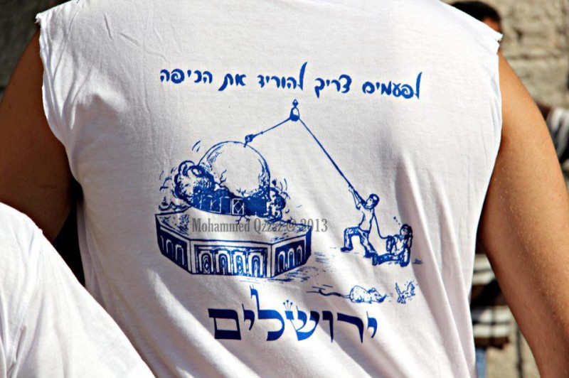 Kaos bergambar penghancuran Qubah As-Sakhra di Masjidil Aqsha yang dikenakan seorang pemuda Yahudi. foto: Friends of Aqsa