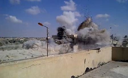 Salah satu aksi peledakan terowongan suplai makanan dan obat-obatan antara Gaza dan Mesir yang sempat terekam. foto: PIC