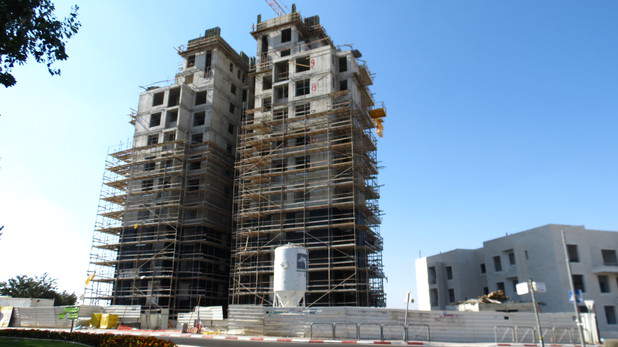 Salah satu bangunan pemukiman ilegal Yahudi di kawasan C yang dikerjakan Africa Israel Ltd. foto: Ta'ayush