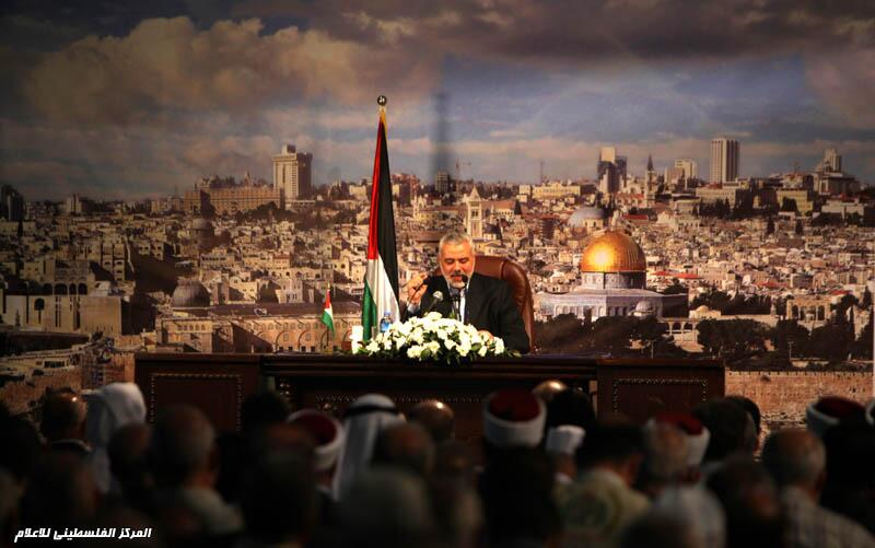 PM Palestina Ismail Haniyah kemarin menyampaikan pidato di hadapan tokoh-tokoh Palestina, memperingati dua tahun Wafa Al-Ahrar. foto: Palestinian Information Center
