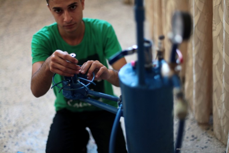 Ibrahim Saad dan mesin bikinannya pengubah hidrogen jadi tenaga listrik. foto: MEMO