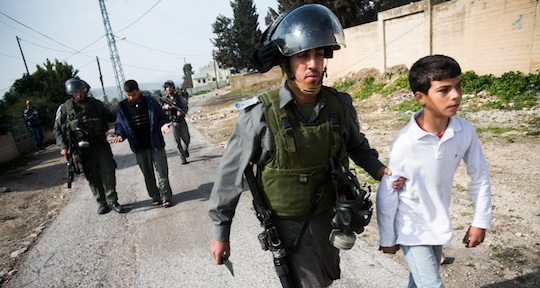 Arsip foto 972 Magazine: Serdadu zionis rata-rata tangkap dua anak Palestina setiap hari sejak sepuluh tahun lalu.