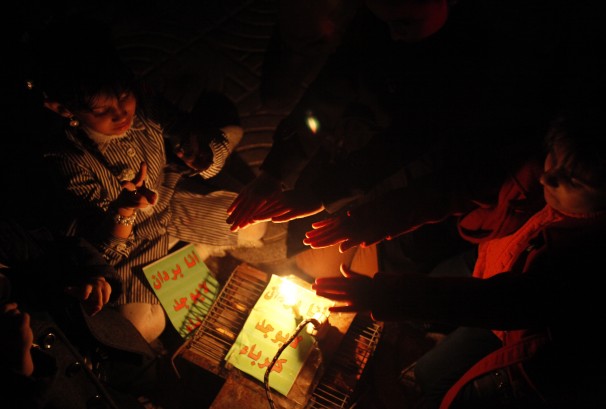 Sebuah keluarga Gaza tanpa listrik. Ada 1,7 juta jiwa dipaksa hidup di musim dingin tanpa listrik di Gaza, akibat pengepungan zionis dan Mesir. foto: Washington Post