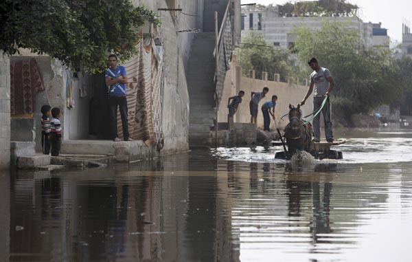90.000 meter kubik per hari air kotor menyembur ke jalan-jalan Gaza, akibat instalasi limbah kehabisan bahan bakar. foto: The News