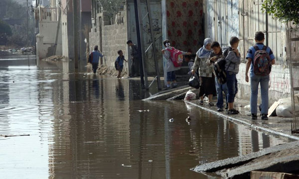 Jalan-jalan kota Gaza kebanjiran air tinja akibat instalasi pengolah limbah kehabisan bahan bakar, karena pengepungan Israel-Mesir semakin ketat. foto: Times of Israel
