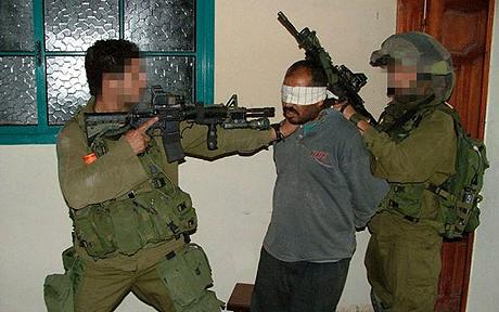 Arsip foto Telegraph: Cara serdadu penjajah zionis israel tangkapi warga Palestina. Tanpa penjelasan, sering tanpa pengadilan.